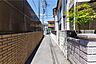 外観：物件の西側前面道路（南側から）［2026年8月6日撮影］