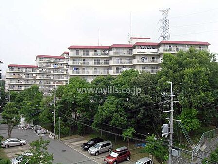 手前右側がA棟、左奥がB棟