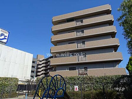 アドリーム江坂の外観(西側から)