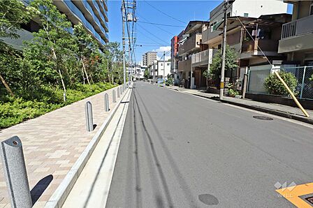 敷地東側の前面道路(南側から)