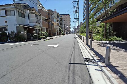 敷地東側の前面道路(北側から)