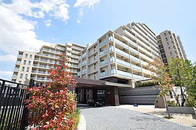 外観：フィールガーデン南千里の外観（北西側から）。2018年1月築の大規模マンション！ペット飼育可！