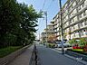 その他：敷地南側の前面道路。敷地の南側には道路を挟んで「豊津第二小学校」があります。