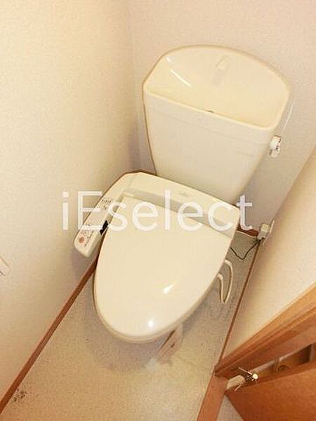 画像13:温水洗浄便座付きのトイレです