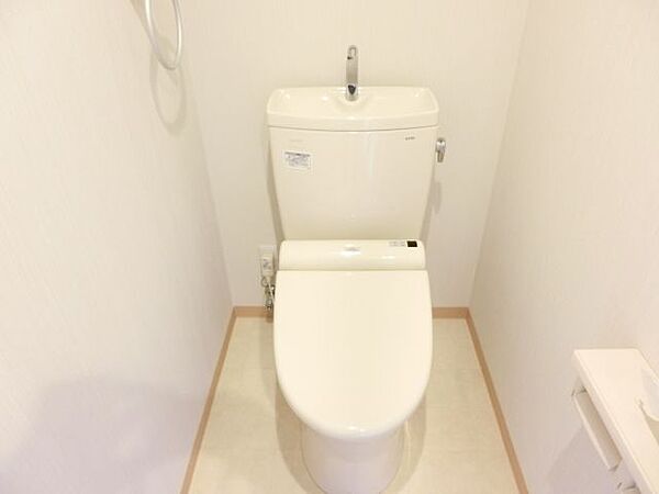 画像12:温水洗浄便座付きのトイレ