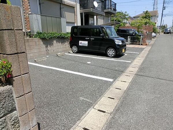 駐車場：敷地内の駐車場です。