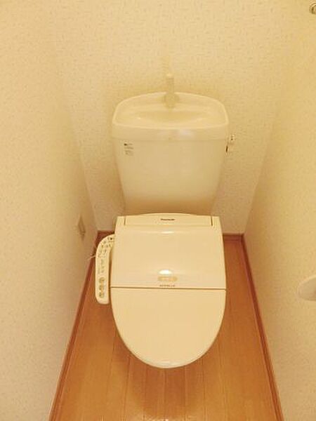 画像11:温水洗浄便座付きのトイレです