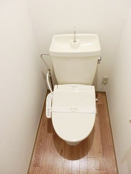 画像12:温水洗浄便座付きトイレです