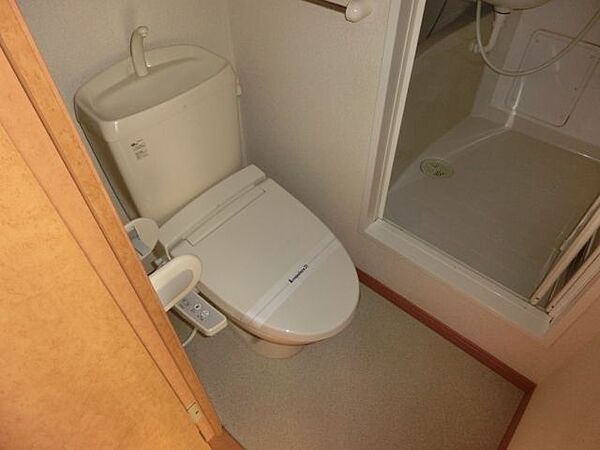 画像12:温水洗浄付きトイレです