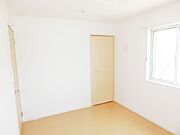お部屋に収納があるので広々使えますね