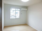 エアコン付きの寝室です