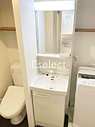 使いやすい照明付きの独立洗面台です★