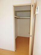奥行きのあるウォークインクローゼット