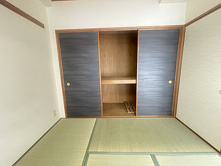 【収納】和室には大容量の押入を完備。お布団や季節物、かさばるお荷物もスッキリと収まります。