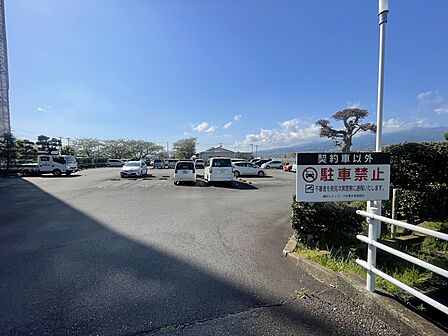 【駐車場】敷地内に設けられた広々とした駐車場スペース。空き状況など詳細はお気軽にお問合せ下さい。