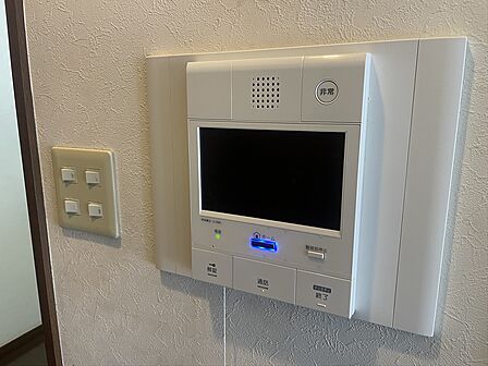 【設備】来客時に相手の顔が確認できるTVモニター付きインターホン。防犯面でも安心の設備です。