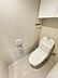 トイレ：トイレットペーパーや掃除用具を生活感を隠して収納できる棚を備えています。