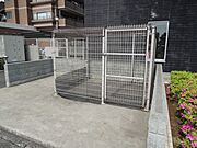 マンション敷地内ゴミ出しエリア。