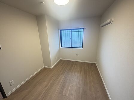 お子様のお部屋にぴったりな廊下側洋室。腰窓も完備で明るい空間です。