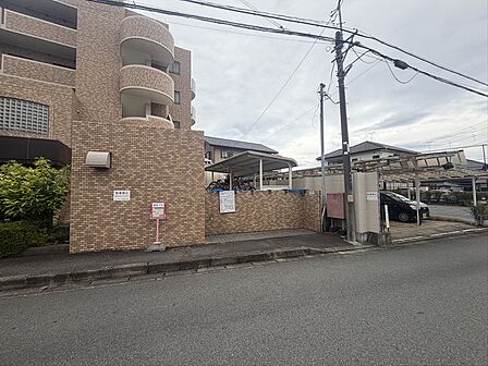 マンションゴミ捨て場。