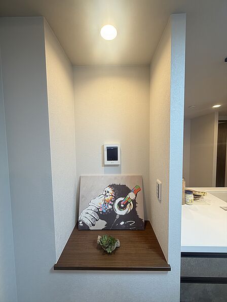 壁面のニッチに小物が飾られ、室内にアクセントを添えています。季節の飾りを楽しめそうです。