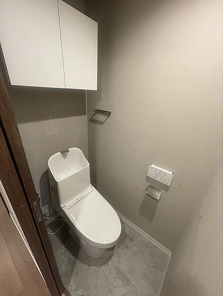 新品交換済。清潔感のあるトイレスペースの仕上がりました。収納付きもうれしいポイント!