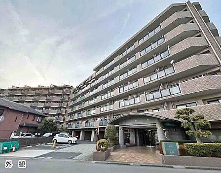 【マンション外観写真】駐車場は平面のみ。オートロック、管理人在中のセキュリティ安心な1棟です!