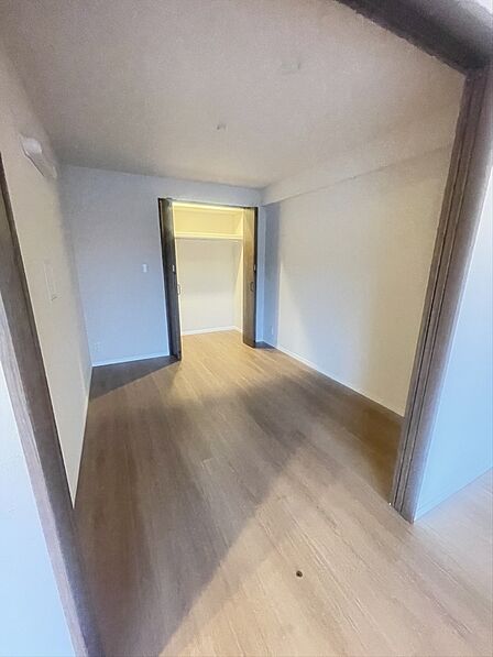 リビングに面した洋室は扉を開けて大空間としても活用できます。奥行きのある収納付き!収納充実!
