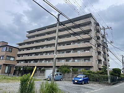 外観：落ち着きあるベージュタイル貼りの意匠。堂々とした佇まいのスタイリッシュな分譲レジデンス
