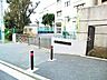 周辺：横浜市立三保小学校 徒歩11分。広々とした校庭や落ち着いた雰囲気の校舎が魅力の小学校。友達と楽しく過ごす日々の中で、学びと心の成長が自然と育まれていきます。 850m