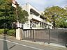 周辺：横浜市立新石川小学校 徒歩14分。広々とした校庭や落ち着いた雰囲気の校舎が魅力の小学校。友達と楽しく過ごす日々の中で、学びと心の成長が自然と育まれていきます。 1100m