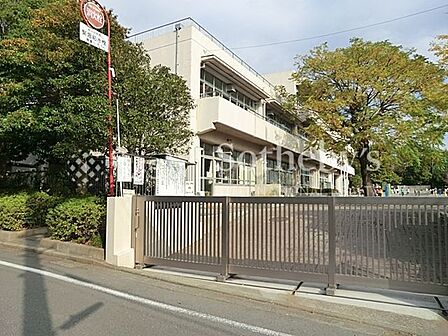 横浜市立新石川小学校 徒歩14分。広々とした校庭や落ち着いた雰囲気の校舎が魅力の小学校。友達と楽しく過ごす日々の中で、学びと心の成長が自然と育まれていきます。 1100m