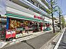 周辺：まいばすけっと梅が丘店 徒歩7分。コンビニとスーパーのちょうど中間のような都市型の小型食品スーパー。生鮮食品からお惣菜、日用品も揃います！ 500m