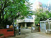 川崎市立長沢小学校 お子様の学校生活の中心となる小学校が近くにあり、登下校の安心感はもちろん、学びや友情を育む毎日をあたたかく支えてくれます。 950m