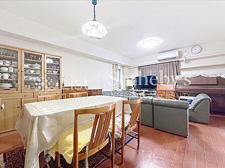 ◆リビング◆※現在居住中ですが本画像はAIのCGで小物等を削除している空室イメージになり、実際の現地には小物等がございます。また、コンセントの位置は現地にてお確かめお願いします。