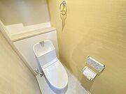 1階2階それぞれにトイレがあります。夜中に階段の上り下りをしなくても良いのはうれしいですね。