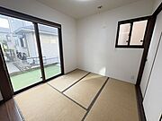 南面の窓を開けるとさわやかな風が入ります！ゆっくりくつろげる空間ですね♪