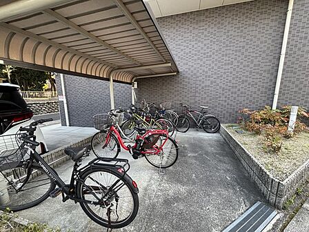 屋根付き駐輪場完備で雨天時も安心。雨風をしのげて出入りしやすく管理もしやすい設備です!