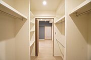 お洋服以外の物もたくさん収納できる、嬉しい広さのウォークインクローゼット！
