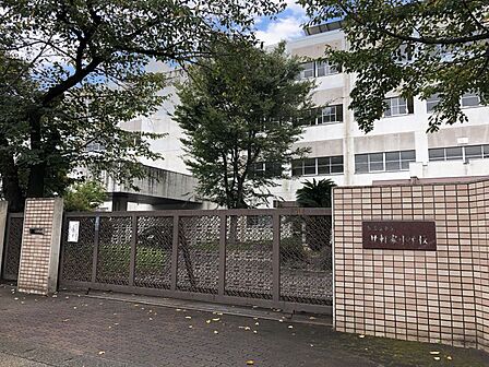 廿軒家小学校まで584m 徒歩約8分