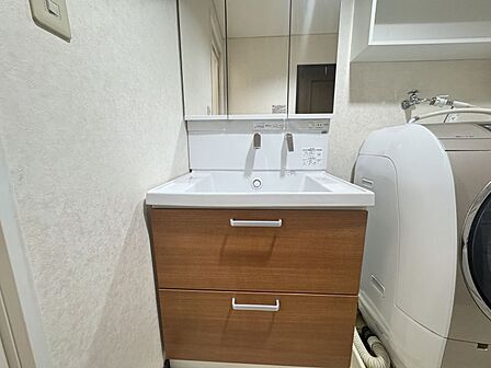 朝の準備がはかどる三面鏡の洗面台です!