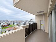 南向きのワイドバルコニーで気持ちよく洗濯物が干せます！9階建ての7階部分につき眺望良好！開放感のあるお部屋です！