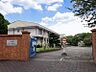 周辺：守山小学校まで　673m　徒歩約9分●住宅地の中に位置し、地域の方が登下校の際は通学路に立って見守り、挨拶をしてくれる安心できる環境です。校庭も広く、遊具が充実しています。