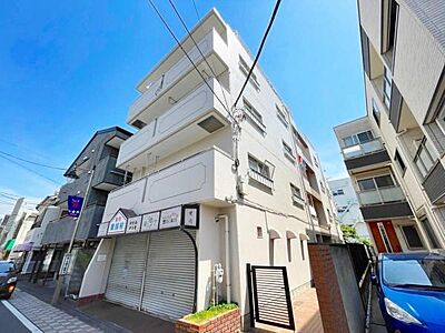 外観：《外観》商店街に建つ5階建てマンション。