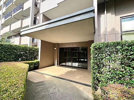 《エントランス》綺麗に管理されたエントランス。帰宅する家族や来客を温かく迎えてくれます。