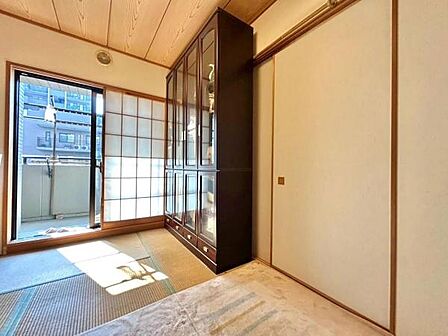 《和室》リビングから出入りのできる和室は、客間や家族の憩いの場としても♪