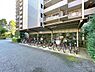 その他：《駐輪場》駐輪場は屋根付きで、雨の日の乗降りも濡れずに済みますね。