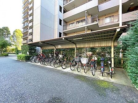 《駐輪場》駐輪場は屋根付きで、雨の日の乗降りも濡れずに済みますね。