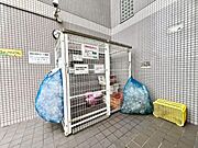 《ゴミ置き場》囲われているのでカラス被害の心配が軽減されます。