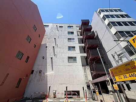 《外観》安心のSRC造り地上6階地下1階マンション。当物件は2階です。